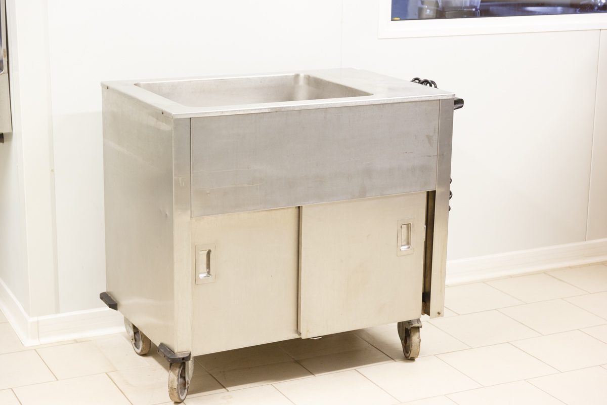 Chariot bain-marie à eau sur placard